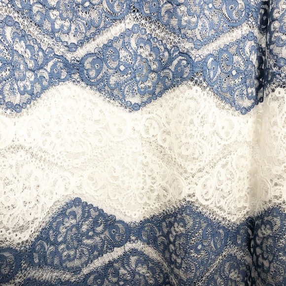 ❌SOLD❌ [Laundry] Shelli Segal Lace Mock Neck Top - Picture 6 of 8